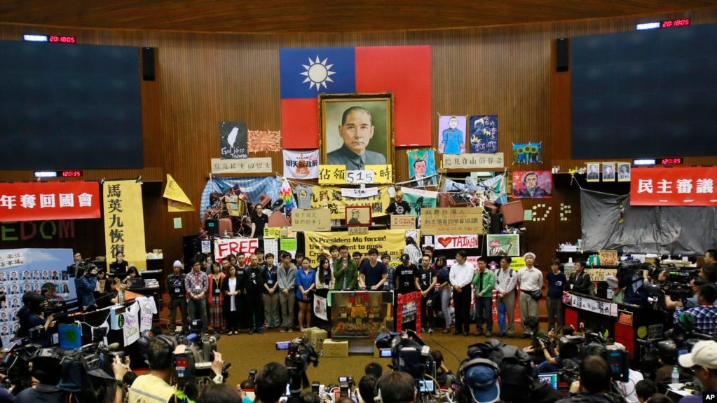 2014年4月7日， 台湾学生占领位于台北市的立法院抗议台湾与中国大陆的“两岸服务贸易协议”。（资料照片）