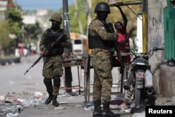 Para petugas kepolisian berpatroli di tengah kondisi darurat yang masih diterapkan di Haiti karena kekerasan yang meluas di Port-au-Prince, Haiti, Sabtu, 9 Maret 2024. (Foto: Ralph Tedy Erol/Reuters)