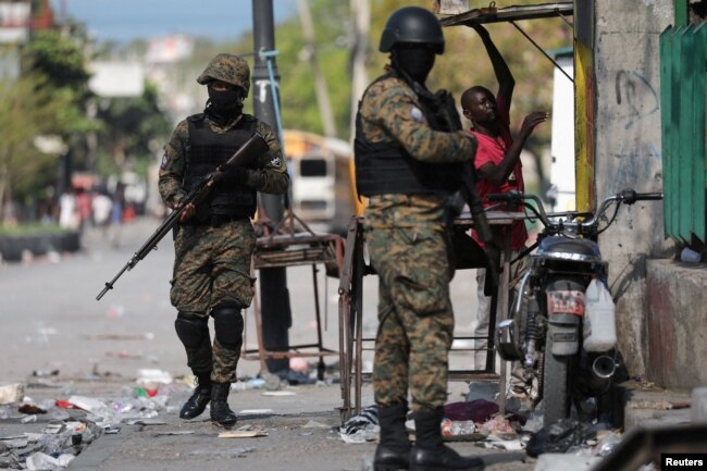 Para petugas kepolisian berpatroli di tengah kondisi darurat yang masih diterapkan di Haiti karena kekerasan yang meluas di Port-au-Prince, Haiti, Sabtu, 9 Maret 2024. (Foto: Ralph Tedy Erol/Reuters)