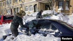 Жители откапывают свои машины из-под снега. Юнион-Сити, Нью-Джерси, 24 января 2016.