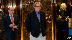 Stephen K. Bannon, centro, jefe de estrategias de la Casa Blanca, ayudó al presidente Donald Trump a ganar las elecciones de 2016.