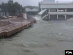 2018年9月16日，台风山竹带来的风浪潮使维港海水水面上升 （美国之音记者申华 拍摄）