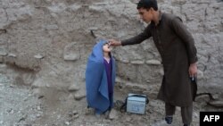 Seorang petugas kesehatan memberikan vaksin polio yang didanai oleh WHO di pinggiran Jalalabad, Afghanistan (foto: ilustrasi).