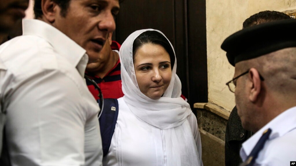 Aya Hijazi (centro) presa en Egipto durante tres años regresó el jueves por la noche a Estados Unidos.