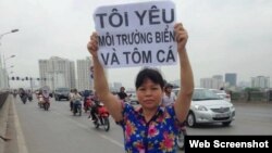 Bà Cấn Thị Thêu xuống đường "đòi biển sạch cho tôm cá".