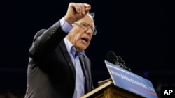 Ứng viên tổng thống của đảng Dân chủ Bernie Sanders phát biểu trong một cuộc vận động tranh cử tại Carson, California.