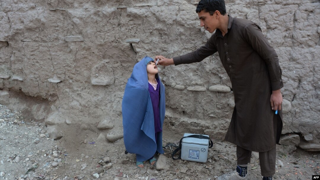 Seorang petugas kesehatan memberikan vaksin polio yang didanai oleh WHO di pinggiran Jalalabad, Afghanistan (foto: ilustrasi).