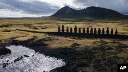 ARCHIVO - Estatuas moai en Ahu Tongariki cerca del volcán Rano Raraku, arriba, en Rapa Nui o Isla de Pascua, Chile, en noviembre de 2022. 
