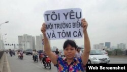 Bà Cấn Thị Thêu được nhiều người biết đến là một nhà hoạt động vì các quyền đất đai và môi trường.