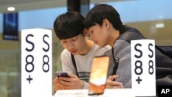 ARSIP - Pelajar sekolah menengah mencoba telepon pintar Galaxy S8 Plus di toko milik Samsung di Seoul, Korea Selatan, Kamis, 27 April 2017 (foto: AP Photo/Ahn Young-joon)