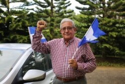 José Dolores Blandino porta cuatro banderas de Nicaragua en su automóvil.