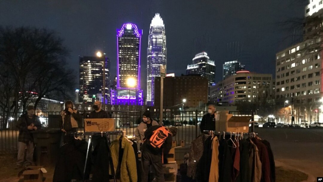 Sukarelawan membantu penduduk Tent City, Charlotte, perkemahan tunawisma terbesar di negara bagian North Carolina, berbelanja pakaian dan barang-barang lainnya di Mutual Aid Free Store, 24 Januari 2021. (Foto: Magena Morris)