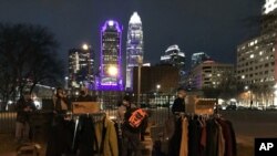 Sukarelawan membantu penduduk Tent City, Charlotte, perkemahan tunawisma terbesar di negara bagian North Carolina, berbelanja pakaian dan barang-barang lainnya di Mutual Aid Free Store, 24 Januari 2021. (Foto: Magena Morris)