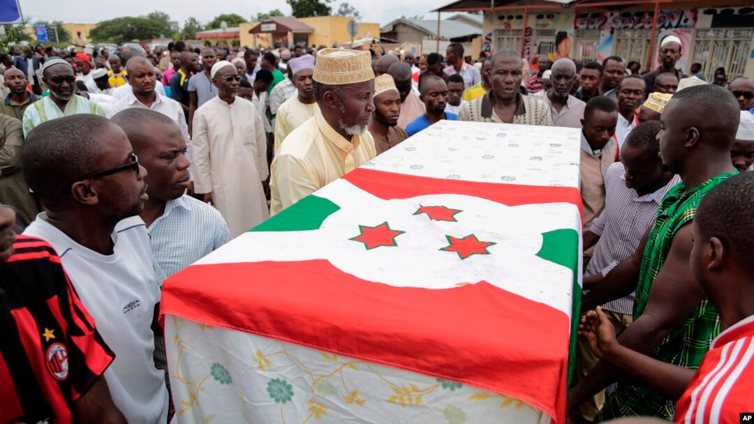 Les funérailles d'un opposant tué la veille de l'élection présidentielle au Burundi. (AP Photo/Gildas Ngingo)
