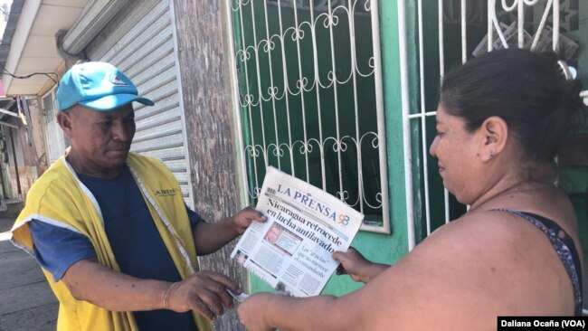Silvio Gutiérrez, vendedor de periódicos en Nicaragua