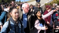 El aspirante a la nominación presidencial demócrata Bernie Sanders, hace campaña en Reno, Nevada, el 18 de febrero de 2020.