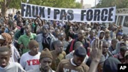 Photo d'archives: Les membres d'un mouvement de la jeunesse anti-gouvernement sénégalais ''Y en a marre'' lors d'un rassemblement contre Abdoulaye Wade (ex-président) dans la capitale Dakar le 27 janvier de 2012.