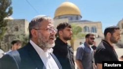 Menteri Keamanan Nasional Israel Itamar Ben-Gvir mengunjungi kompleks Al-Aqsa yang juga dikenal oleh orang Yahudi sebagai Temple Mount, di Kota Tua Yerusalem, 13 Agustus 2024. (Temple Mount Administration/Handout via REUTERS)