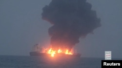 Kelompok Houthi Yaman menunjukkan apa yang mereka sebut sebagai asap yang mengepul dari kebakaran di atas kapal tanker minyak berbendera Yunani di Laut Merah. (Foto: Houthi via Reuters)