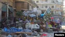 시리아 반군 점령지 이들리브의 한 시장이 10일 공습을 당해 건물들이 붕괴됐다. 