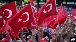 Pro-government demonstrators wave Turkish flags as they protest against the attempted coup in Istanbul, Turkey, July 19, 2016. The Turkish government accelerated its crackdown on alleged plotters of the failed coup against President Recep Tayyip Erdogan.