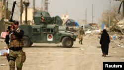 A member of the Iraqi rapid response force carries his weapon during a battle against Islamic State militants in Mosul, Iraq, March 11, 2017.