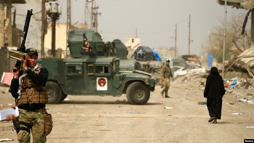 Anggota tentara Irak membawa senjata saat melawan militan ISIS di Mosul, Irak, 11 Maret 2017.