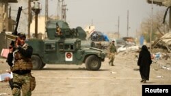 A member of the Iraqi rapid response force carries his weapon during a battle against Islamic State militants in Mosul, Iraq, March 11, 2017.