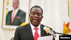 Zimbabwean President Emmerson Mnangagwa officiates at the swearing in ceremony for his cabinet at State House in Harare, Zimbabwe, Dec. 4, 2017. 