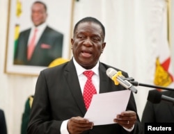 Zimbabwean President Emmerson Mnangagwa officiates at the swearing in ceremony for his cabinet at State House in Harare, Dec. 4, 2017.