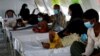 Para pengungsi Rohingya yang menderita difteri dirawat di klinik Cox's Bazar, Bangladesh (foto: dok). 