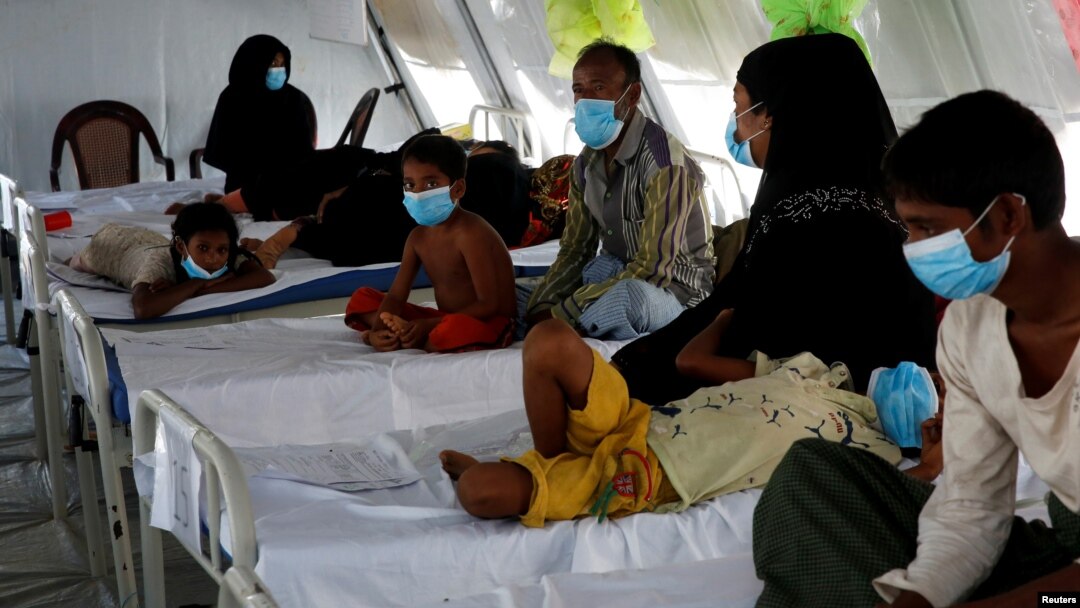 Para pengungsi Rohingya yang menderita difteri dirawat di klinik Cox's Bazar, Bangladesh (foto: dok). 