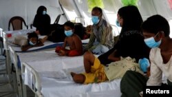 Para pengungsi Rohingya yang menderita difteri dirawat di klinik Cox's Bazar, Bangladesh (foto: dok). 