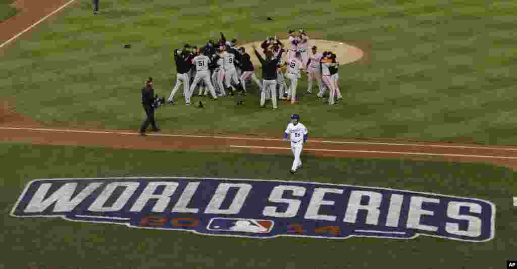 The San Francisco Giants celebrate their 3-2 win after Game 7 of baseball&#39;s World Series against the Kansas City Royals, Kansas City, Missouri, Oct. 29, 2014. 