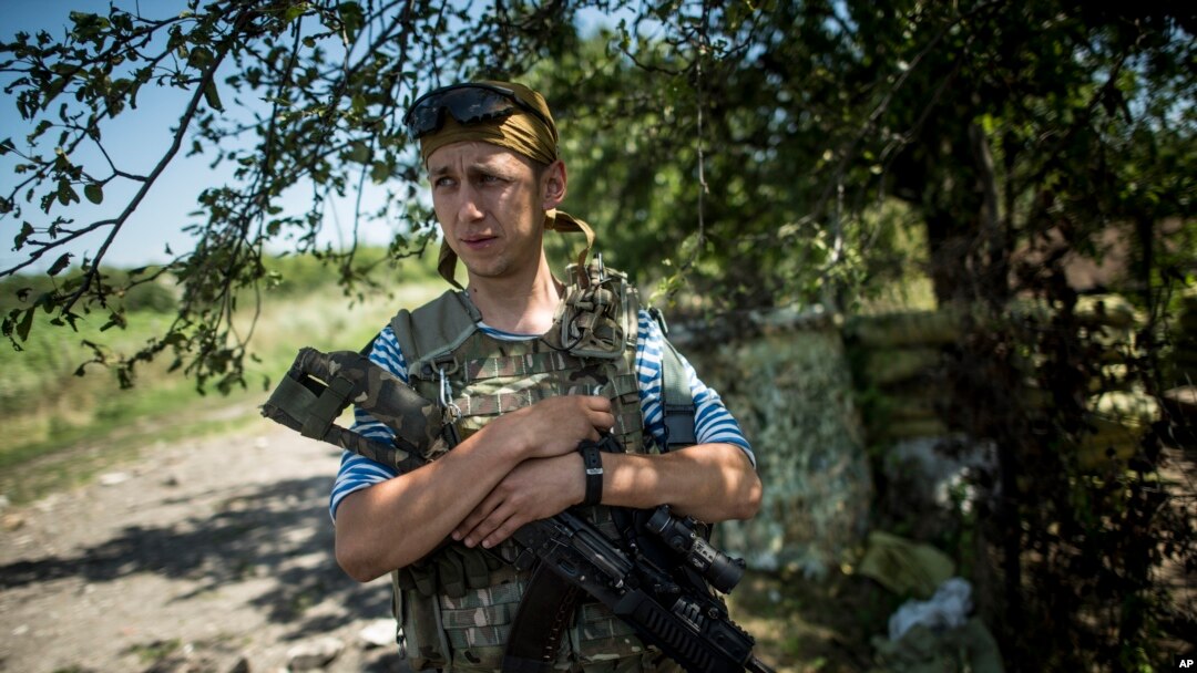 Tentara Ukraina berjaga-jaga di garis depan dekat Avdiivka, Donetsk di Ukraina timur (19/7). (AP/Evgeniy Maloletka)