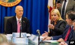 La procuradora general de Florida Pam Bondi (der.), habla durante una mesa redonda estatal sobre seguridad escolar en la capital de Florida, Tallahassee, el 20 de febrero de 2018. El gobernador de Florida, Rick Scott, a la izquierda. (AP Photo / Mark Wallheiser)