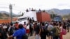 Hondureños participan en una nueva caravana de migrantes que planea partir hacia Estados Unidos, en Vado Hondo, Guatemala, el 18 de enero de 2021.