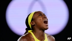 La estadounidense Coco Gauff reacciona tras ganar un punto contra la británica Jodie Burrage durante su partido de segunda ronda del Abierto de Australia en Melbourne, Australia, el miércoles 15 de enero de 2025.