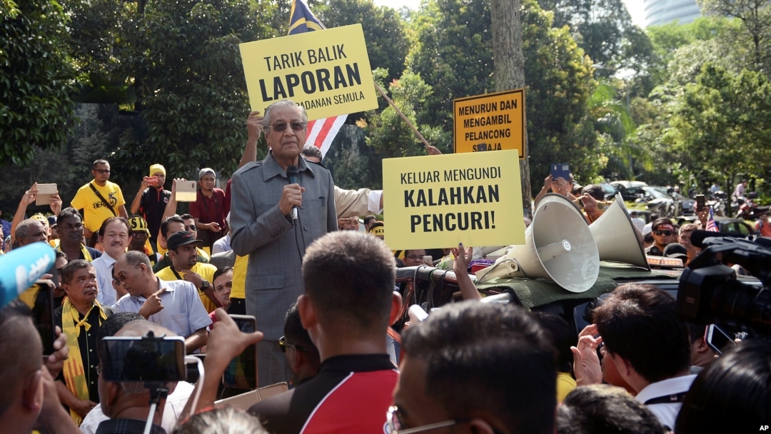 Koalisi oposisi kandidat Perdana Menteri Malaysia, Mahathir Mohamad, berpidato di hadapan pendukungnya di dekat Gedung Parlemen di Kuala Lumpur, Malaysia, 28 Maret 2018. 