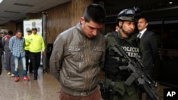 تصویر آرشیوی از یک مامور پلیس کلمبیا که عضو یک گروه تبهکار را دستگیر کرده است