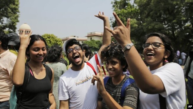 Los indios celebran después de que el máximo tribunal del país anulara una ley de la época colonial que castiga los actos homosexuales hasta por 10 años en prisión, en Nueva Delhi, India, el 6 de septiembre de 2018.