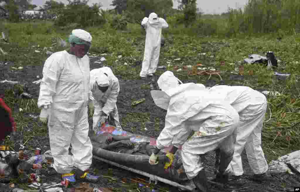 Socorristas recolhem o corpo de uma das vítimas da queda do avião Antonov An-12 em Juba, Sudão do Sul, 4 Novembro 2015. (AP Photo/Jason Patinkin)