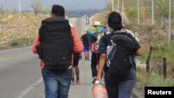 Migrantes centroamericanos arriban a Ixtepec, Oaxaca, México, antes de continuar su viaje hacia EE.UU., el 30 de marzo, de 2018.