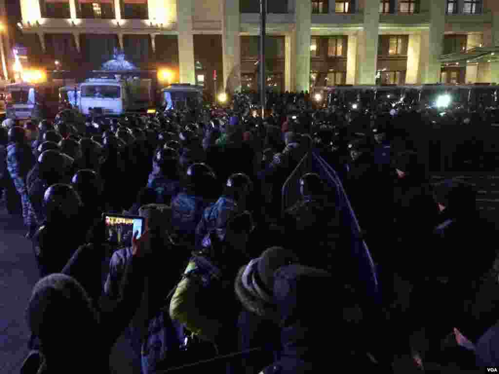 Protesters are seen surrounded by police in Moscow's Manezh Square Dec 30, 2014. (VOA/Daniel Schearf)