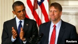 El presidente Obama y el ahora confirmado director de la agencia de Protección Financiera del Consumidor, Richard Cordray en la Casa Blanca.