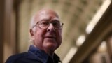 Britanski fizičar Peter Higgs, dobitnik Nobelove nagrade za fiziku, pozira za fotografije nakon što je prisustvovao konferenciji za novinare u The Playfair biblioteci, Old College, Univerzitet u Edinburgu 11. oktobra 2013.