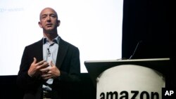 Jeff Bezos y su esposa McKenzie donaron 33 mil millones de dólares para financiar la educación universitaria de mil jóvenes "soñadores" en EE.UU.