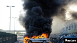Người biểu tình Bahrain đốt xe chặn đường để kỷ niệm năm thứ 2 cuộc nổi dậy ngày 14 tháng 2.
