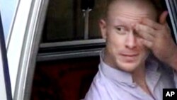 Bowe Bergdahl, yang dirawat di sebuah rumah sakit militer di Jerman, akan tiba di AS hari Jumat (13/6). 