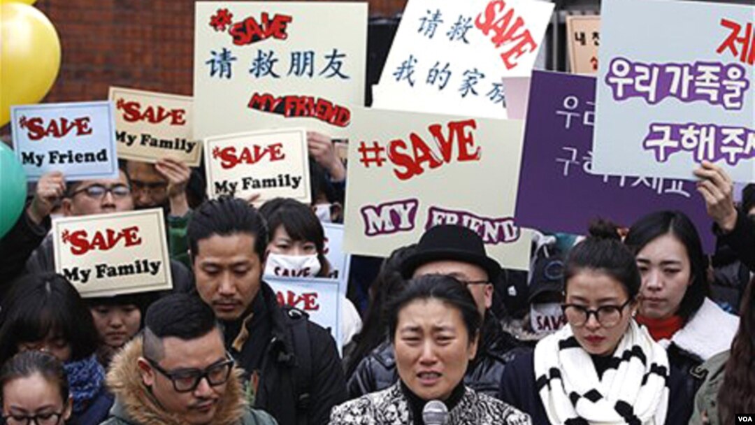 Warga Korea Selatan berdemo menentang keputusan pemerintah Tiongkok mendeportasi pengungsi ke Korea Utara di Seoul (21/2).